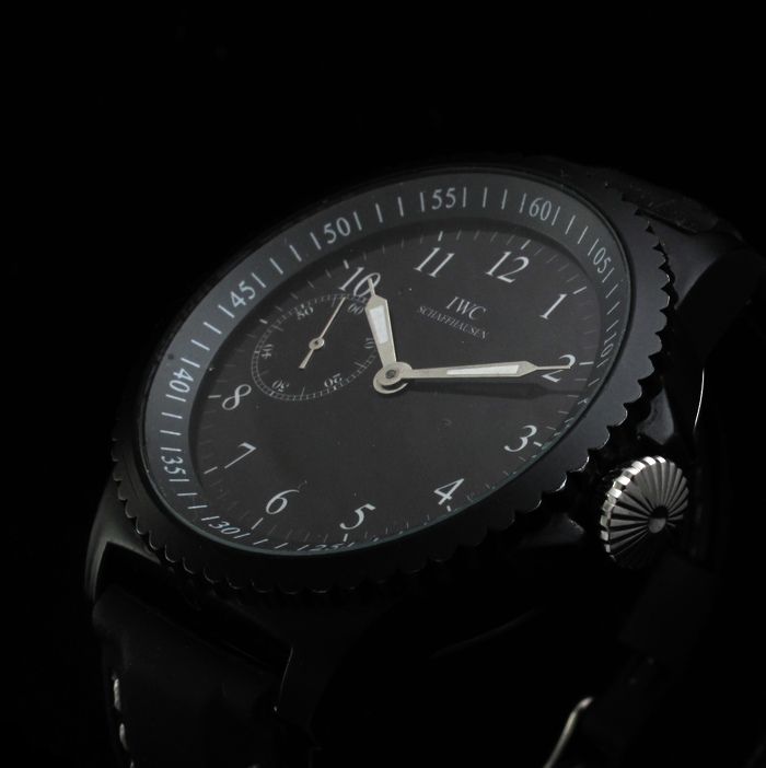 It is fitted on a new 20mm black rubber strap with contrasting white 