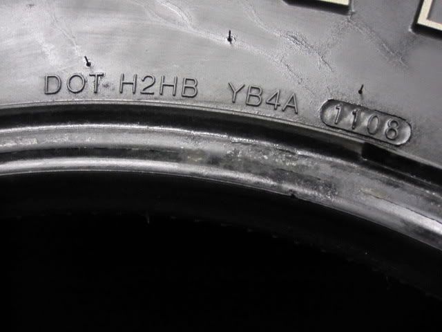 ONE KUMHO ROAD VENTURE AT 32X11.50R15 TIRE (C0141)  