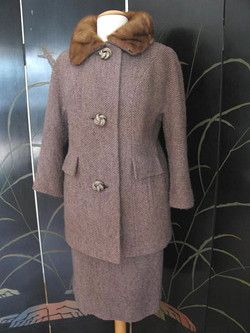   LOVELY WINTER WEIGHT 3/4 LENGTH COAT & SKIRT VINTAGE WALKING SUIT