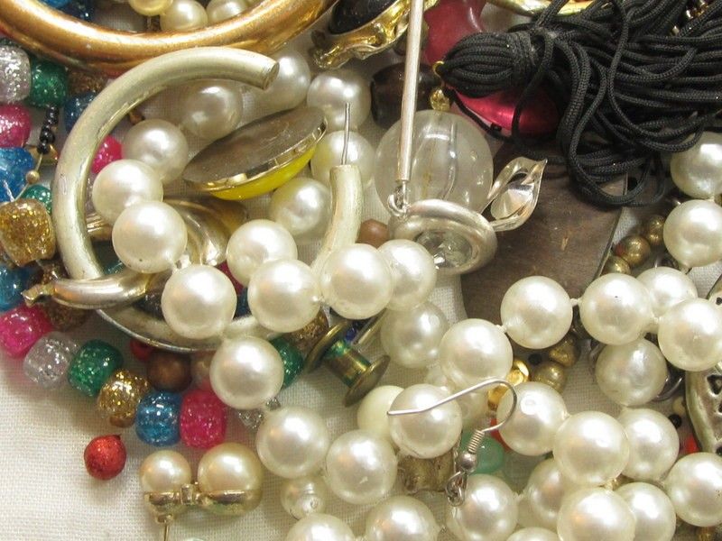 VINTAGE JUNK JEWELRY SCRAP CRAFT LOT*BROKEN PARTS*FINDINGS*EARRINGS 1 