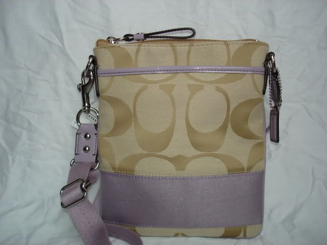 Authentic NWT COACH 45797 Khaki Lavender SIGNATURE STRIPE Swingpack 