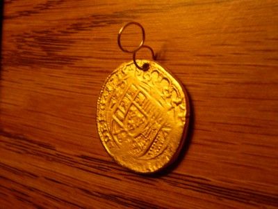 1715 PIRATE TREASURE SPANISH ESCUDO GOLD DOUBLOON PENDANT REPLICA 