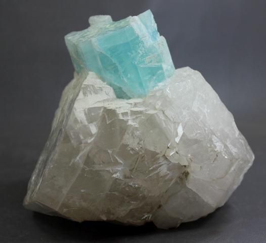 2050 Gram Huge Museum Size Deep Blue AQUAMARINE Specimen w Quartz 