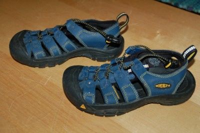 Boys Navy Blue Keen Newport H2 size 1 Sandals Shoes Waterproof VGUC 