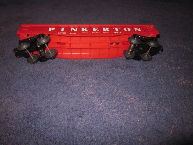 LIONEL TRAINS 6 16674 PINKERTON COP & HOBO CHASE GONDOLA  