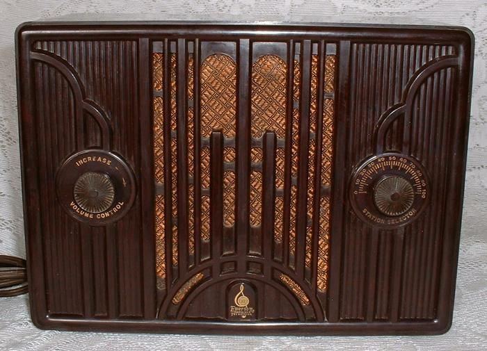 1935 Emerson 4 Tube Art Deco Bakelite Radio Model 19. A Working 