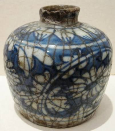 ANTIQUE CHINESE CERAMIC VASE  