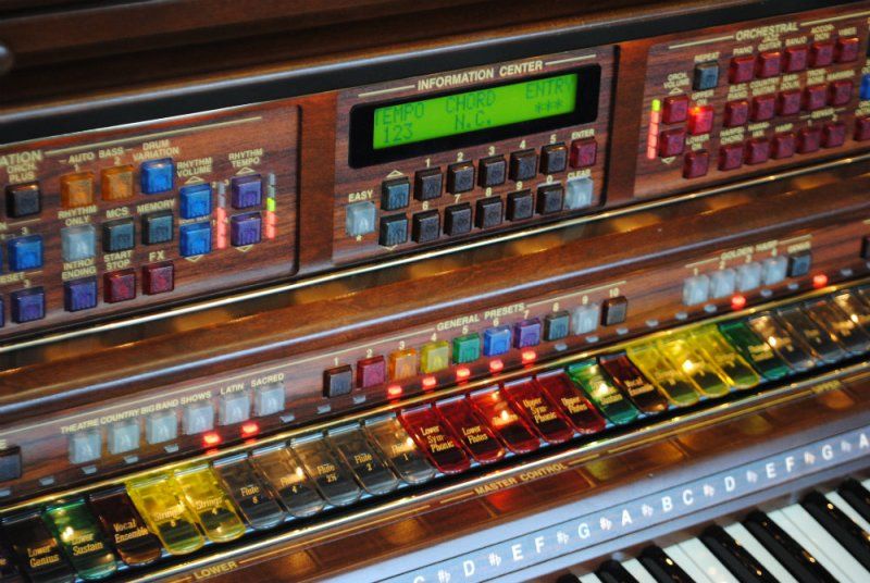 Lowrey Majesty Organ  